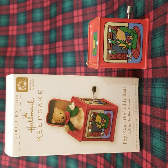 2006 Hallmark Keepsake Pop! Goes the Teddy Bear Ornament - Picture 1 of 6